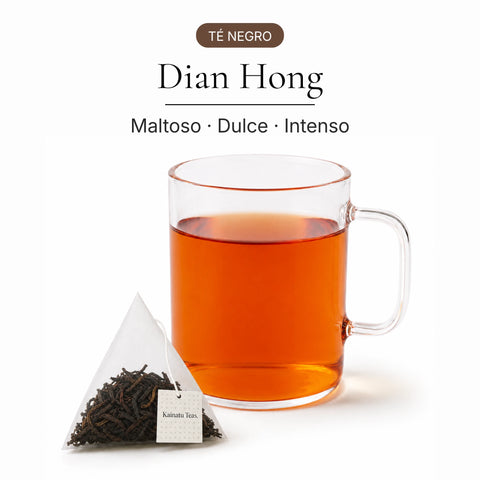 Té negro Dian Hong en bolsa piramidal junto a una taza de infusión