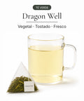 Té verde Dragon Well en bolsa piramidal junto a una taza de infusión