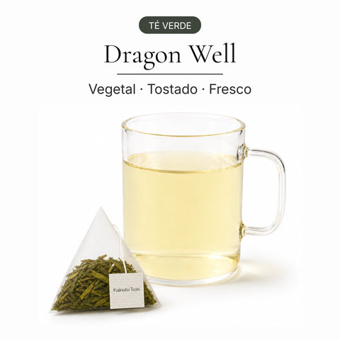 Té verde Dragon Well en bolsa piramidal junto a una taza de infusión
