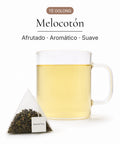 Té Oolong Melocotón en bolsa piramidal junto a una taza de infusión