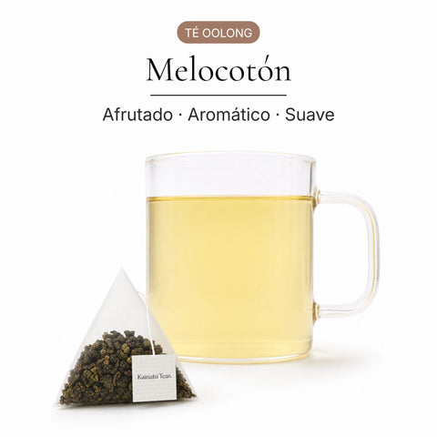 Té Oolong Melocotón en bolsa piramidal junto a una taza de infusión