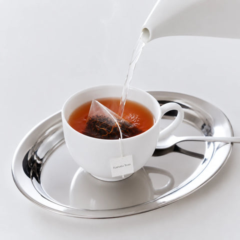 Preparación del té negro Dian Hong en bolsa piramidal