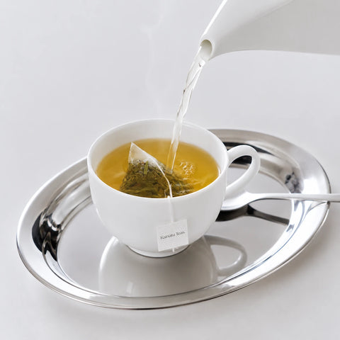 Preparación del té verde jazmín en bolsa piramidal