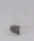 Preparación de té Verde Jazmín en bolsita piramidal, mostrando la infusión de las hojas y el desarrollo de sus aromas florales.
