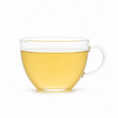 Taza de cristal con infusión de té Oolong Melocotón