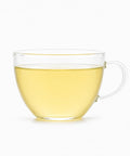 Taza de cristal con infusión de té verde jazmín
