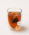 Infusión de té negro Dian Hong en vaso de cristal”