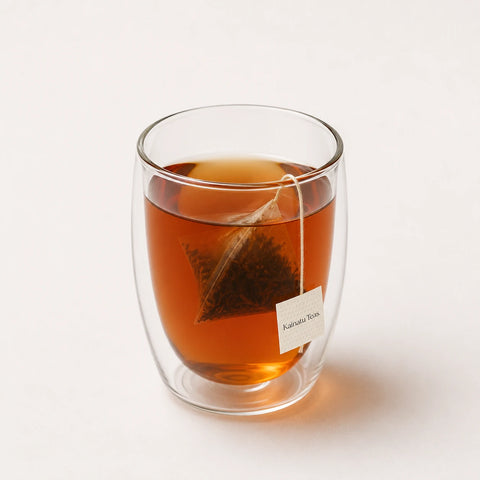 Infusión de té negro Dian Hong en vaso de cristal”