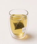 Infusión de té oolong melocotón en vaso de cristal