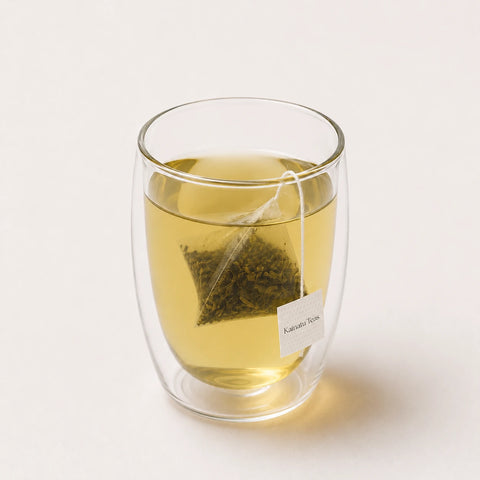 Infusión de té oolong melocotón en vaso de cristal