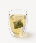 Infusión de té verde Dragon Well en vaso de cristal