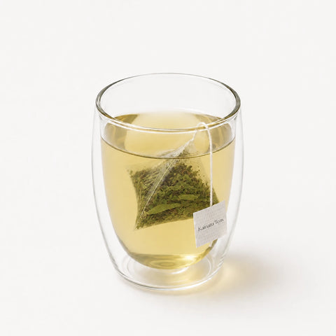 Infusión de té verde Dragon Well en vaso de cristal