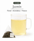Té verde jazmín en bolsa piramidal junto a una taza de infusión