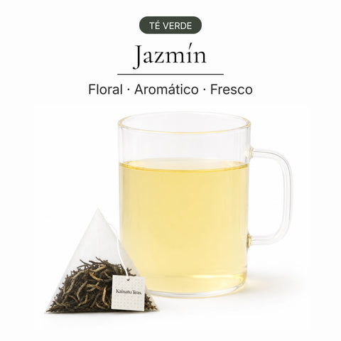 Té verde jazmín en bolsa piramidal junto a una taza de infusión