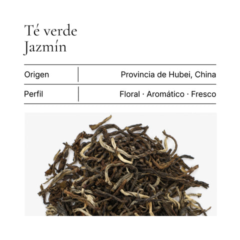 Hojas de té verde jazmín con flores de jazmín
