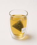 Infusión de té verde jazmín en vaso de cristal