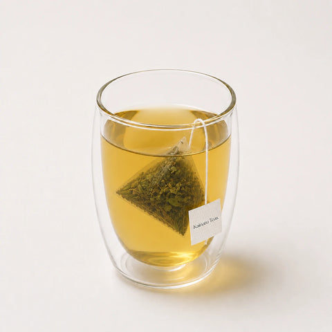 Infusión de té verde jazmín en vaso de cristal
